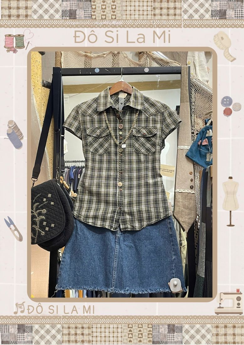 Áo sơ mi caro xanh rêu phối chân váy denim xanh