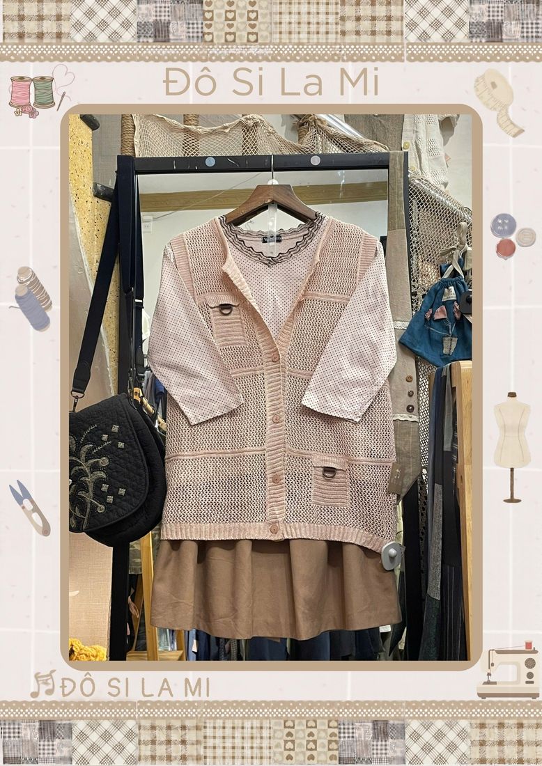Áo khoác tweed hồng phối áo kem và chân váy nâu