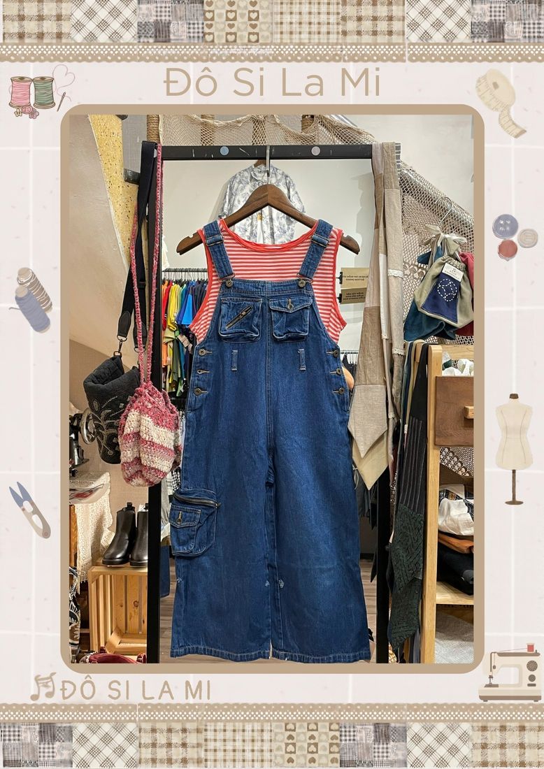 Yếm denim xanh phối áo sọc đỏ trắng