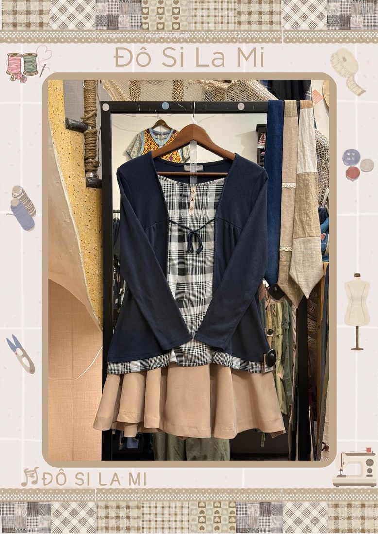 Áo khoác xanh navy phối áo caro và chân váy be