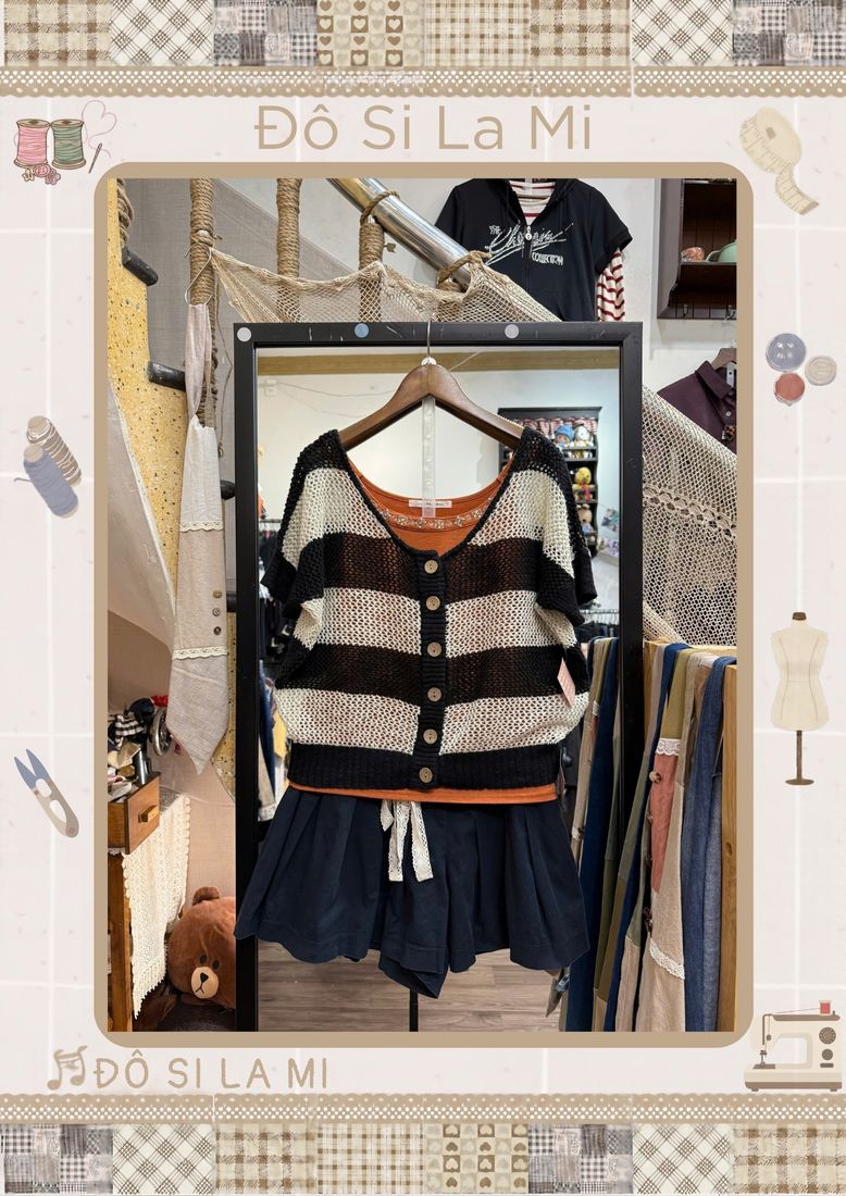 Áo cardigan dệt kim đen phối áo cam và chân váy xanh navy
