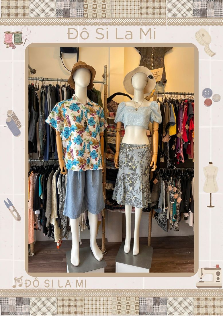 Trái: áo họa tiết hoa xanh phối chân váy xám; Phải: áo croptop phối chân váy họa tiết hoa