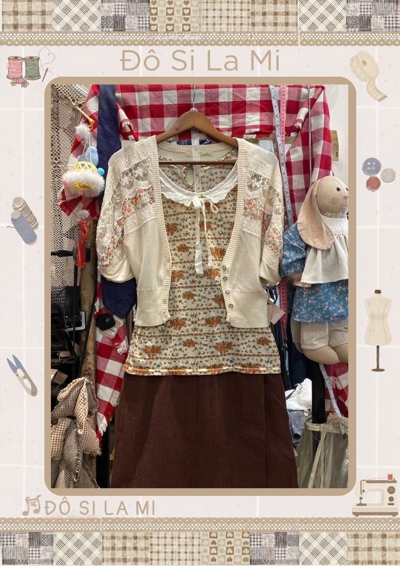 Áo cardigan kem hoa nhí phối áo họa tiết hoa bên trong và chân váy nâu