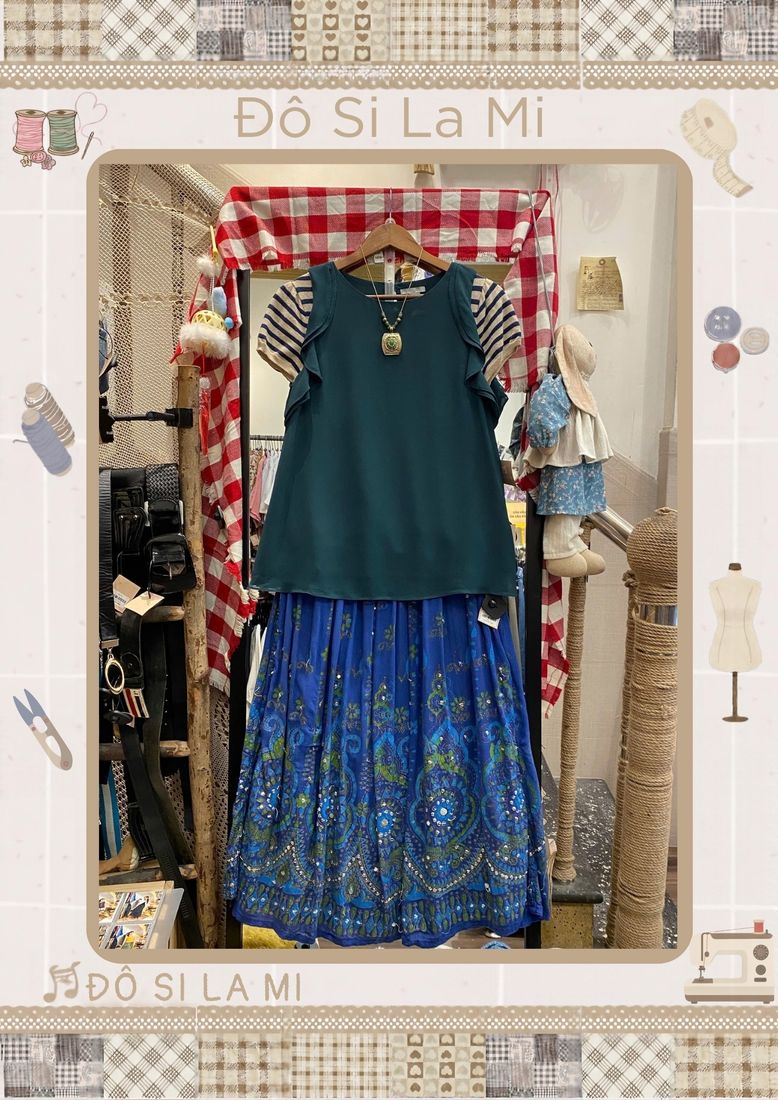 Áo hai dây xanh rêu tay bèo kẻ sọc phối chân váy xanh dương họa tiết boho